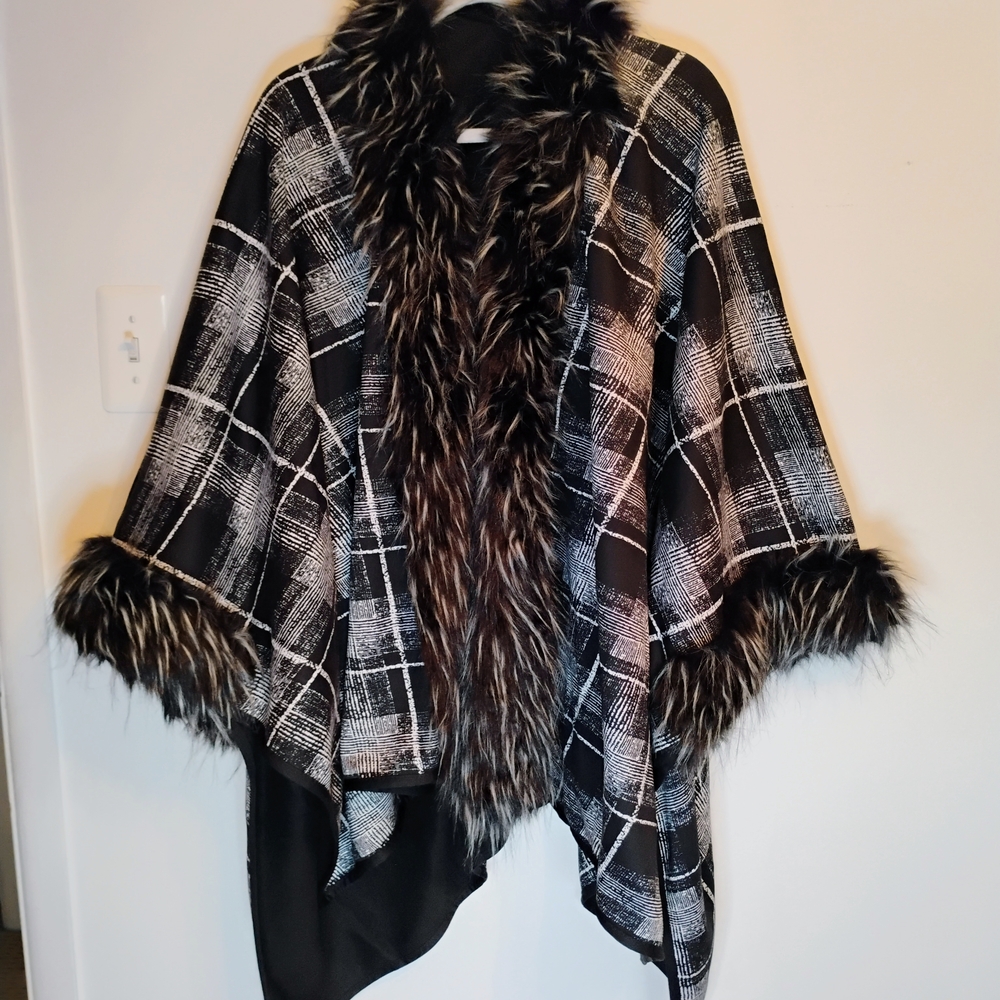 Jessica McClintock Black and White Plaid Cape with Faux Fur